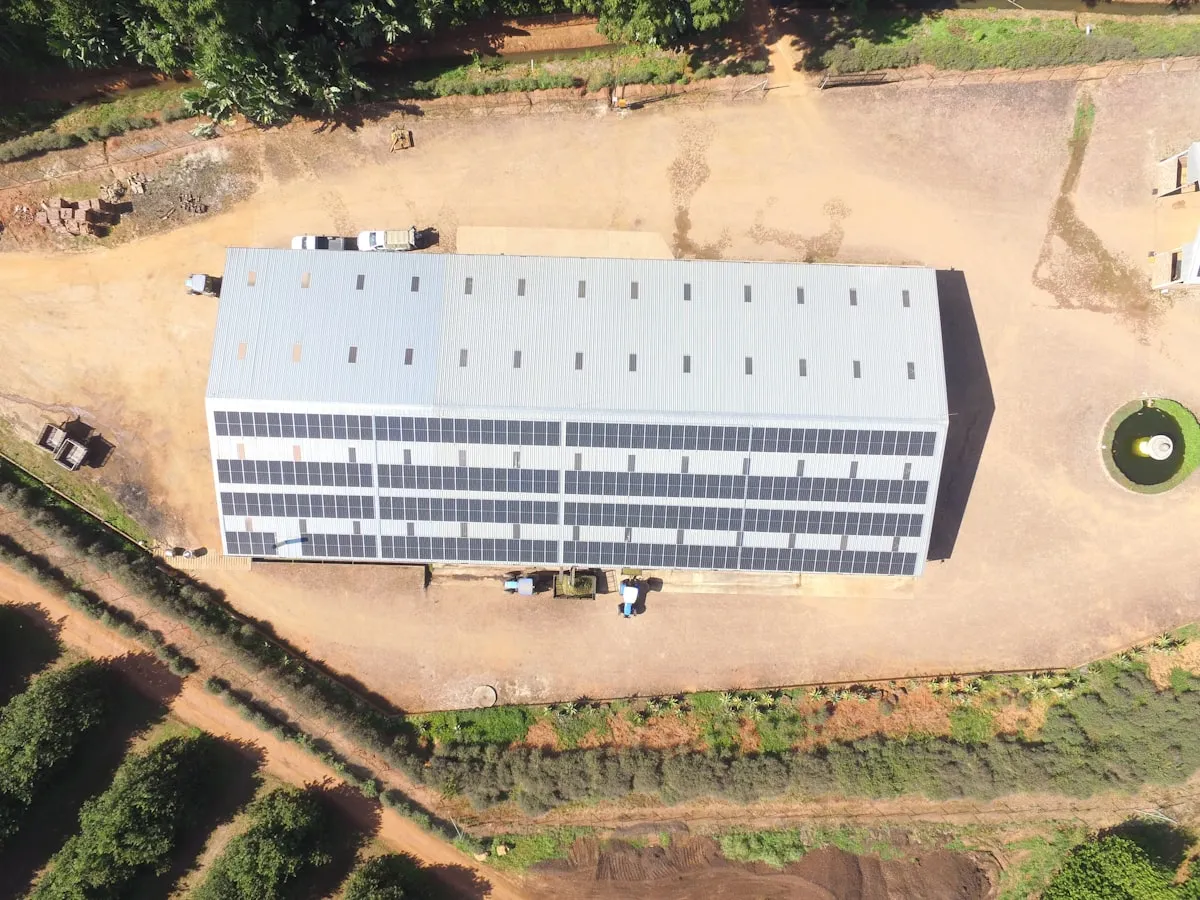 Komercijalna solarna elektrana iz vazduha - hala sa solarnim panelima - ekosolar